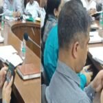उत्तराखंड : जनसमस्याओं पर चल रही थी बैठक, मोबाइल में ‘ताश’ खेलते दिखे अफसर